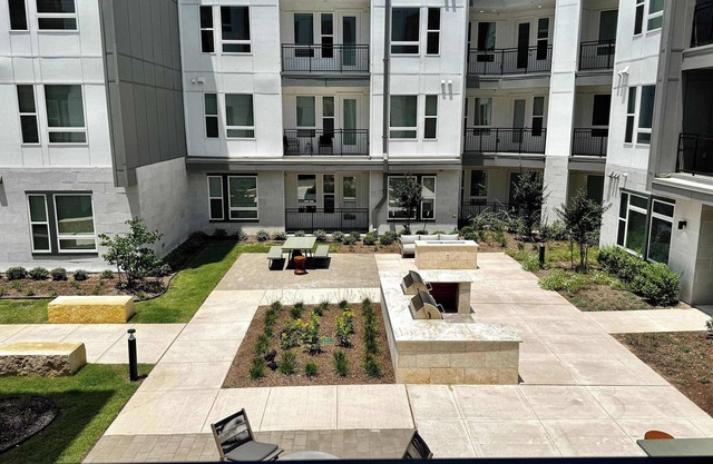 Modern 2- Bed Apt Pool & Gym
