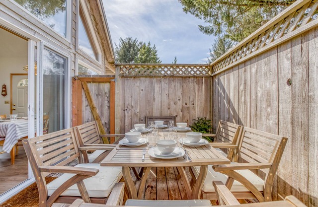 Modern 2 Bed, Outdoor Living, Bonus Loft, near Cape Kiwanda and Pelican Pub!