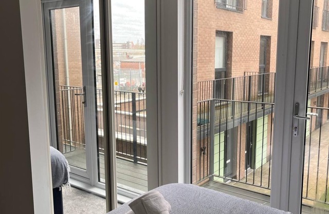 Modern 2-Bed Waterfront Apartment with Parking – Near Liverpool Docks