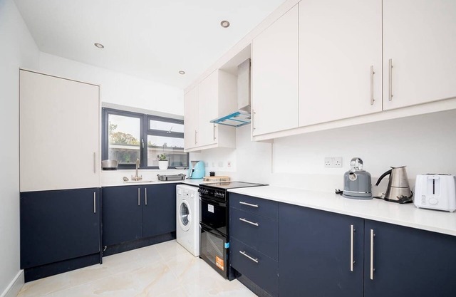 Modern 2-Bedroom Annex in London