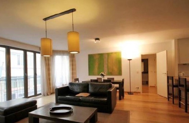 Modern 2-bedroom apartment, metro Louise (Sept-Oct; 2 weeks minimum)