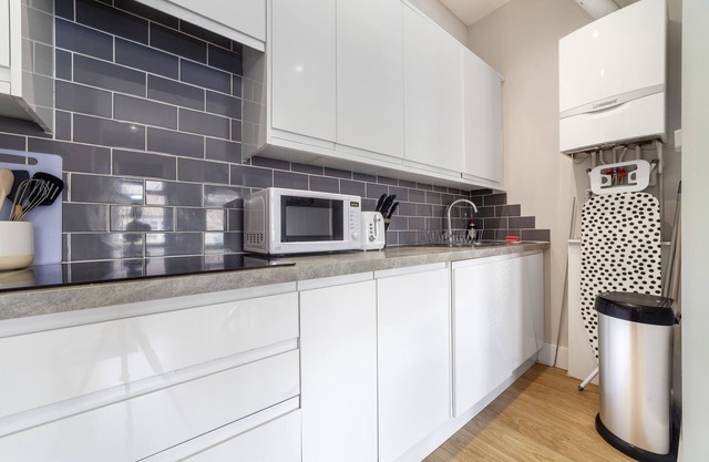 Modern 2- Bedroom Apartment in West Kensington