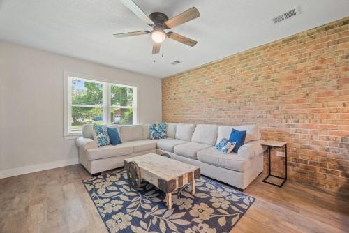 Modern 2 Bedroom Home with Fire Pit, Bikes