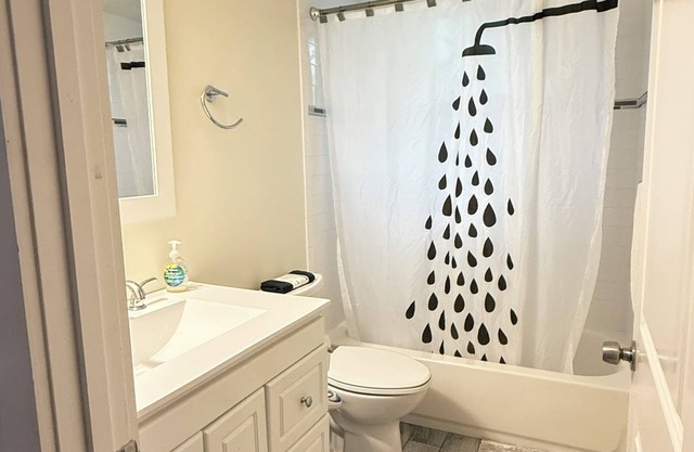 Modern 2-Bedroom in-law Apartment in Boston with Parking