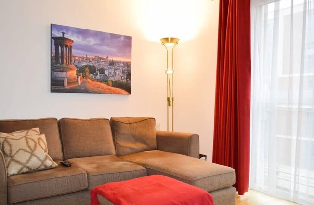 Modern 2 Bedroom Property in Central Edinburgh