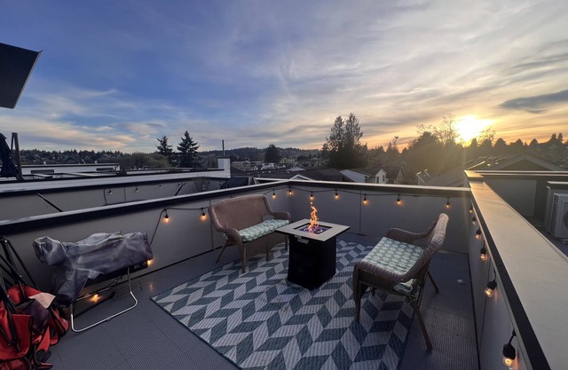Modern 2 Bedroom Townhome in the Heart of Ballard, Seattle
