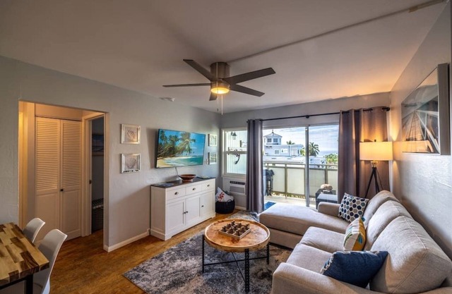 Modern 2 Bedroom w/AC + Ocean View, Downtown