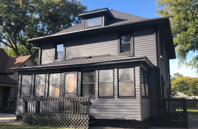Modern 2 Bedroom with King near downtown w yard
