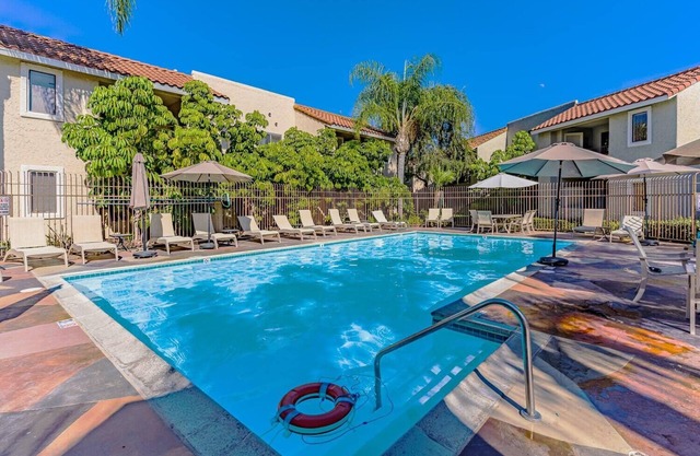 Modern 2-BR Family Condo: Free Gym, Pool Access & Laundry + Pets are welcome