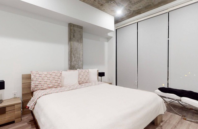 Modern 2BD/2BA Apartment Minutes to Americana