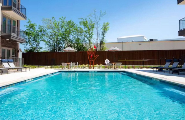 Modern 2BD/2BA Flat Gym & Pool | Heart of Downtown