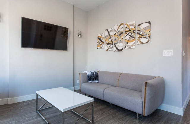 ❤️ Modern 2BR Apt Right next to Wrigley Field & Transit