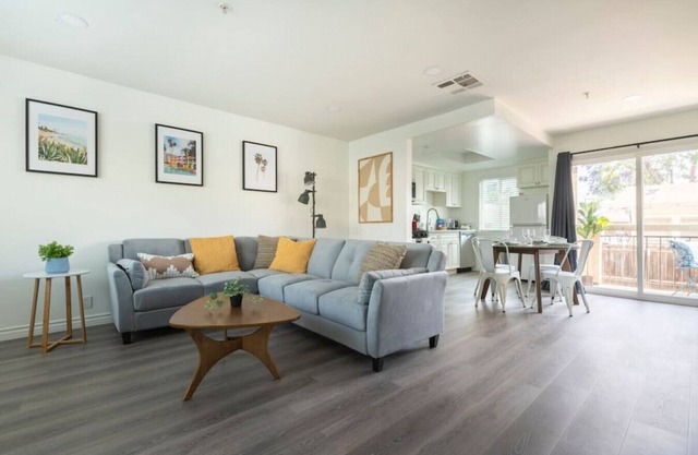 Modern 2BR Condo w/King Bed & Balcony near LA