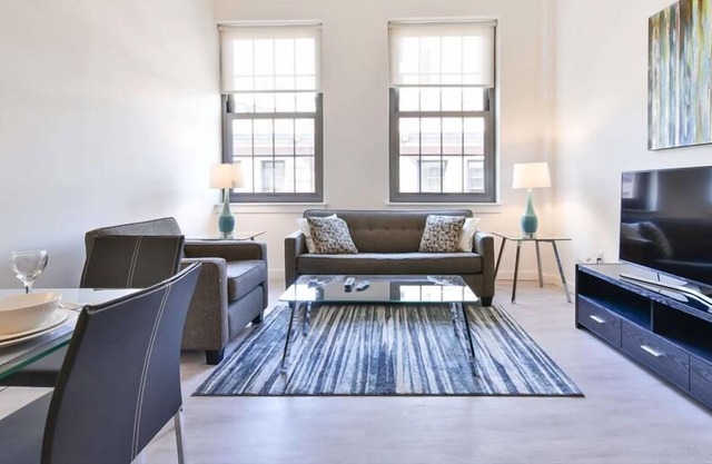 Modern 2BR | Full Kitchen | Downtown | Close to Hospital
