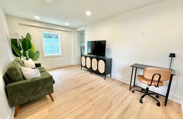 Modern 2BR Gem Near Downtown Savannah