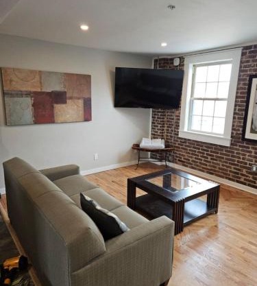Modern 2BR in Great Location (202)