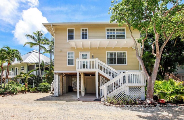 Modern 2BR + Loft Retreat with Bay-View Deck & Steps to Beach w/Bunk Beds