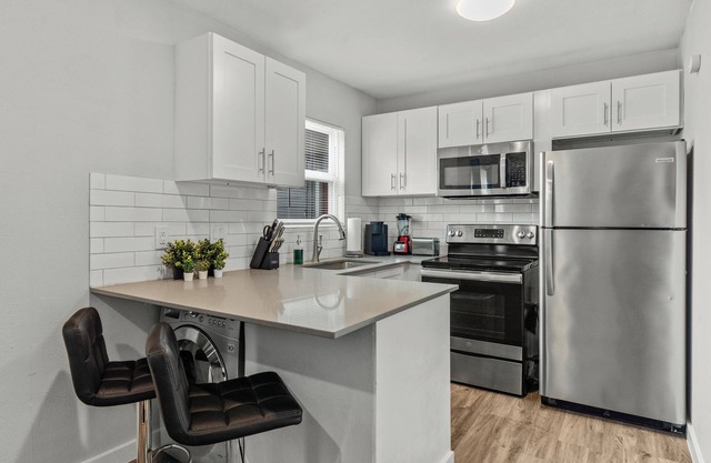 Modern 2BR Near UT | Hyde Park | Evonify 7139