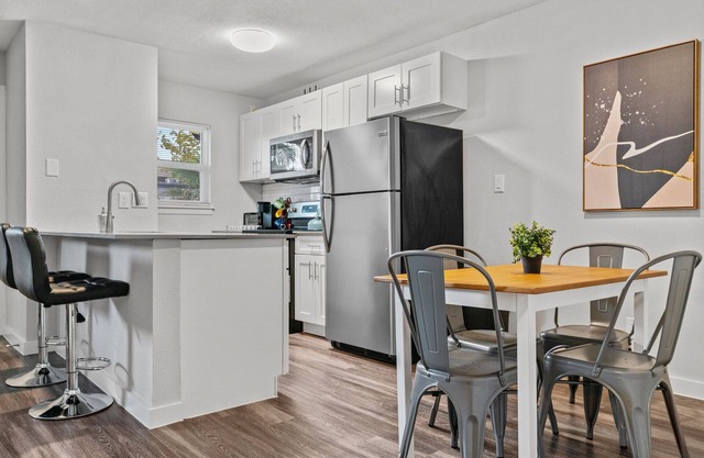Modern 2BR Near UT | Hyde Park | Evonify 7497