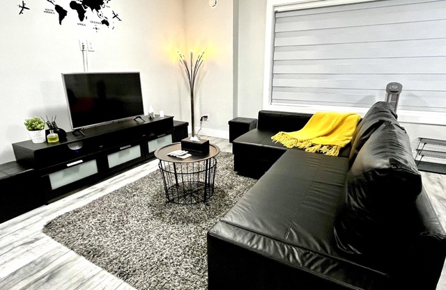 Modern 2BR Suite with Kitchen, Close to Vancouver, Pet Friendly