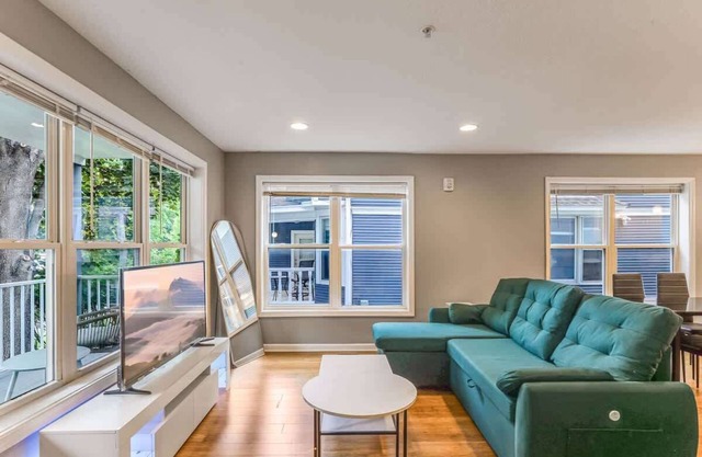 Modern 3 Bed 3 Bath Condo in Uptown