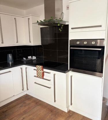 Modern 3 Bed Free Parking 10 mins walk to station