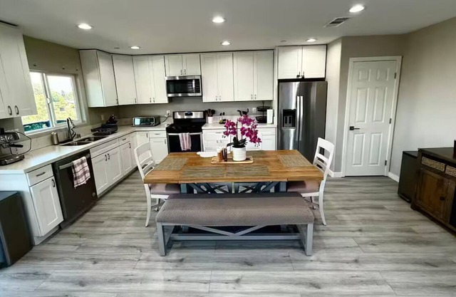 Modern 3-bed Hub resort/ping pong & pool table. Game room
