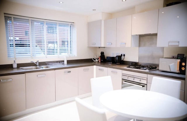 Modern 3-Bed | Prime Location | Short Stays