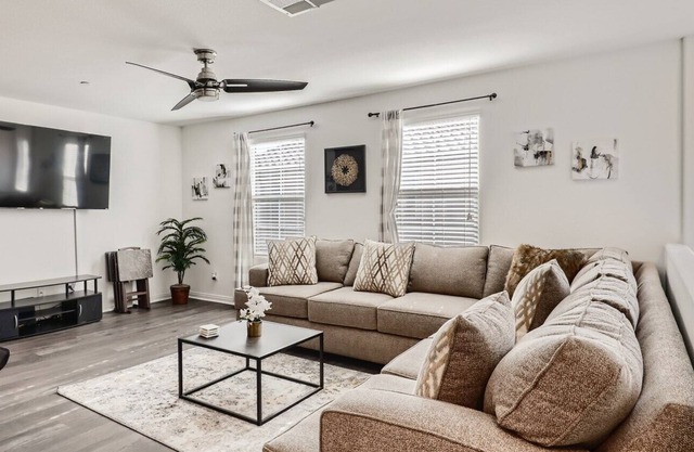 Modern 3 BED Townhouse in a Guard Gated Community!