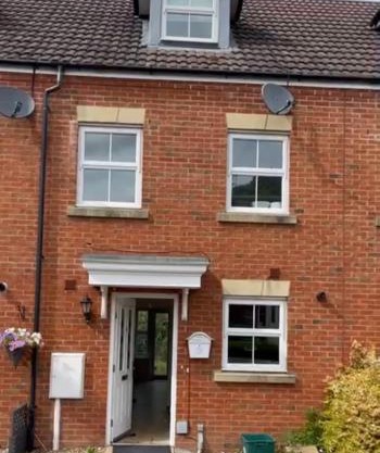 Modern 3-Bedroom Home 3 Minutes from Biggin Hill Airport - Secure Gated Community