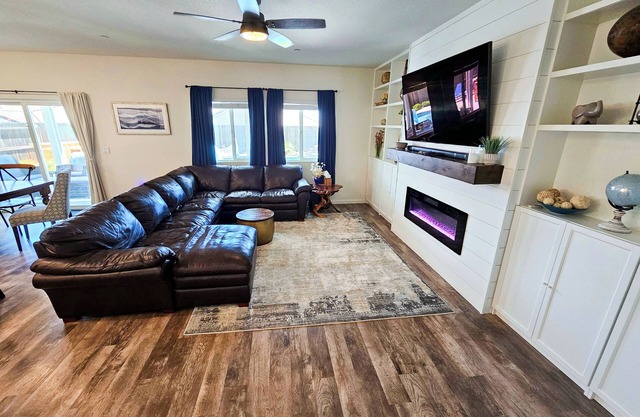 Modern 3-bedroom house w/solar heated saltwater pool + workspace