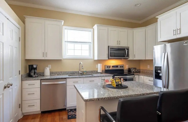 Modern 3-bedroom house, TV each room,big fence yard, Pet stay free, Lighted Deck