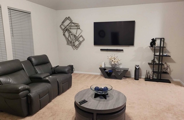Modern 3-bedroom House with WiFi, AC. Weekday specials! Book your stay now!