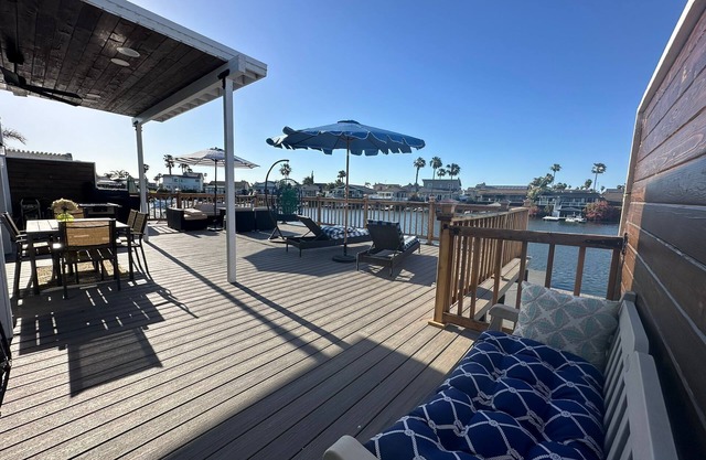 Modern 3-bedroom townhome with waterfront in charming Discovery Bay