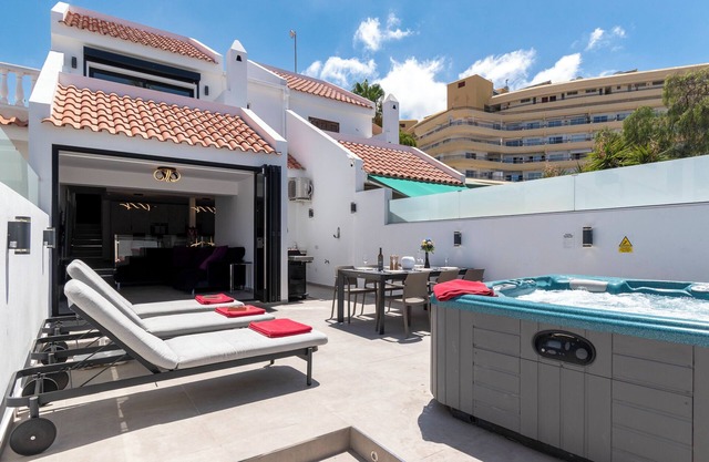 Modern 3 Bedroom Villa. Hot Tub. Swimming Pool