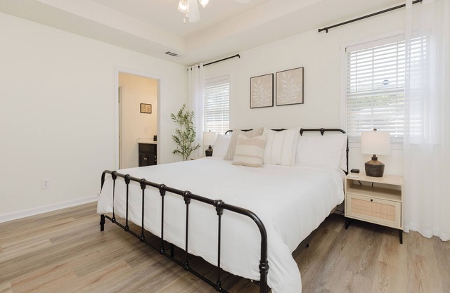 Modern 3 BR | Family & Pet Friendly | Fully Fenced