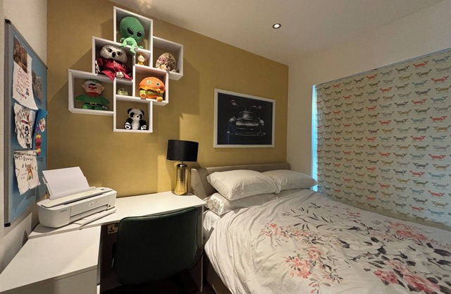 Modern 3BD with Private Balcony, Imperial Wharf