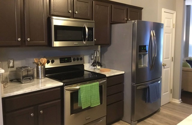 Modern 3bdrm w/Deck and Minutes from Everything!