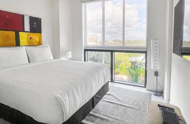 Modern 3BR Gem: Prime Doral Location
