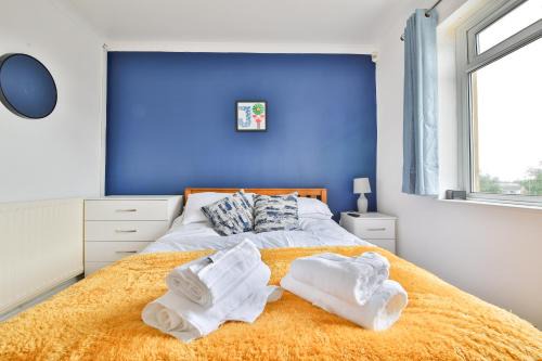 Modern 4 Bed in Swansea TV in Every Room and Parking