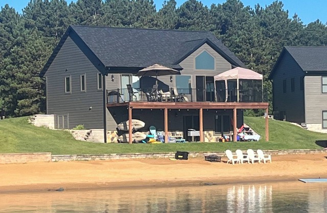 Modern 4 bedroom Lake House on Private Lake near WI Dells & Castle Rock Lake