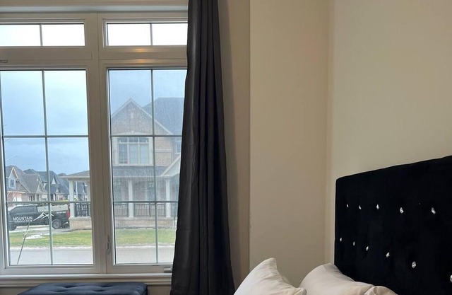 Modern 4BD house in Collingwood, 10 Minute drive to Blue Mountain