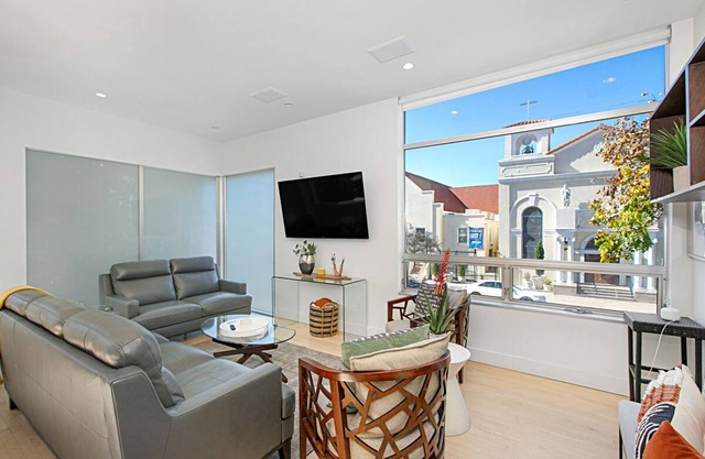 Modern 5 BD Rental with Spectacular Rooftop!