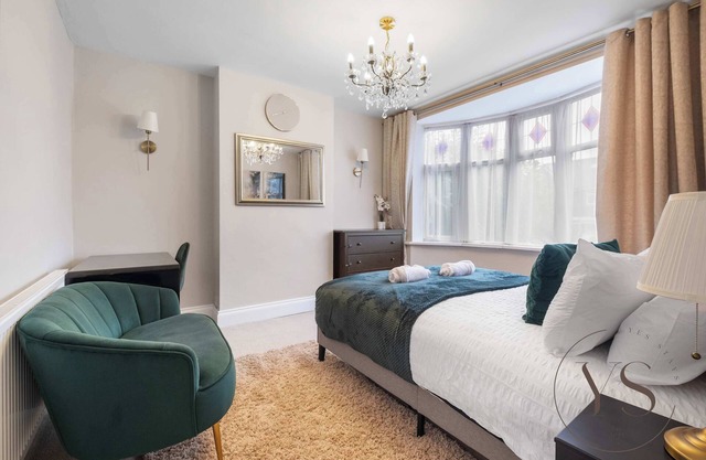 Modern 5BR Stay – Perfect for Groups & Work