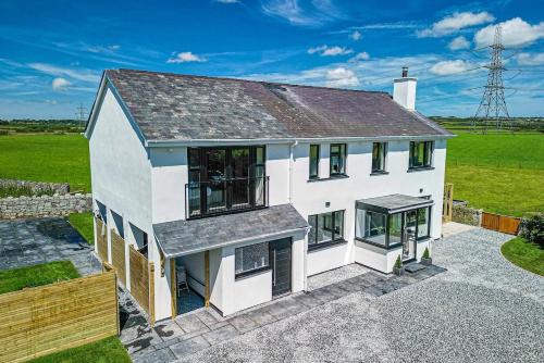 Modern 6 Bedroom House with Hot Tub, Orchard & BBQ