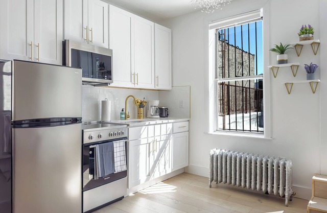 Modern 6 Bedroom, Private Patios-2 Min to train-sleeps 12