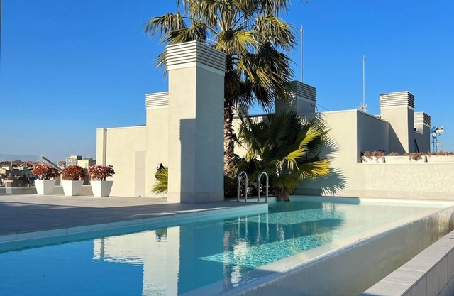Modern 65sqm Flat With Pool Right at the Beach in Poblenou
