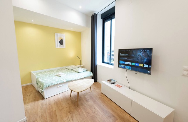 Modern AC Studio in the Heart of Chartrons