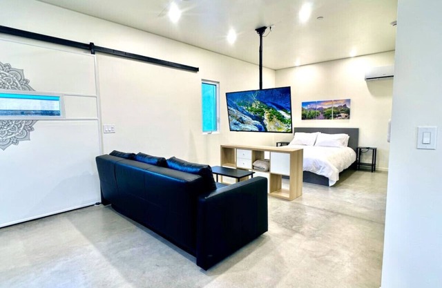 Modern Accessible Studio Home w/Yard SolMod#3