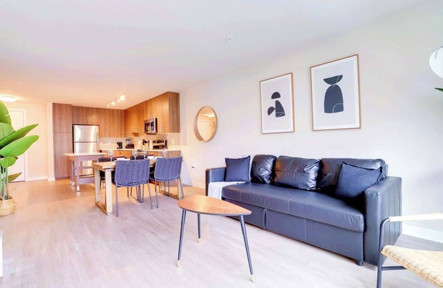 Modern Alexandria Apt | Shopping & Metro Nearby